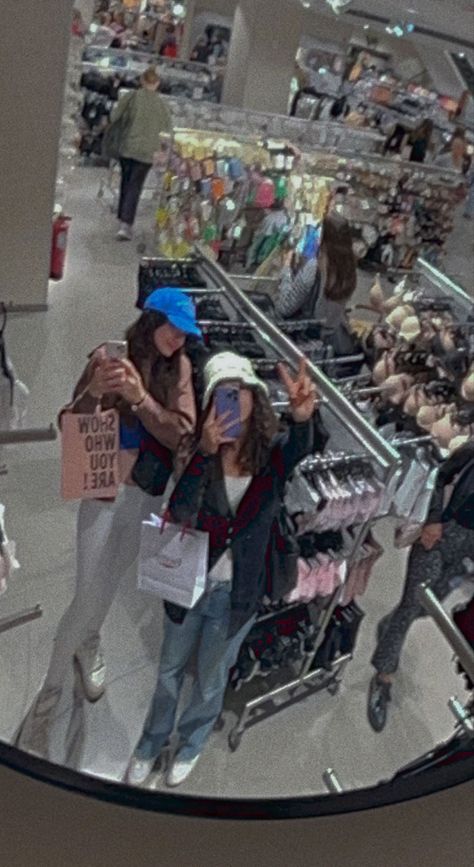 Pics To Take At The Mall With Friends, Summer Asthetics Friends, Shopping Asthetics, Sleepover Ideas 2 People, Shopping With Friends At The Mall, Mall With Friends Aesthetic, Shopping With Friends Aesthetic, Mall Pics With Friends, Mall Photo Ideas