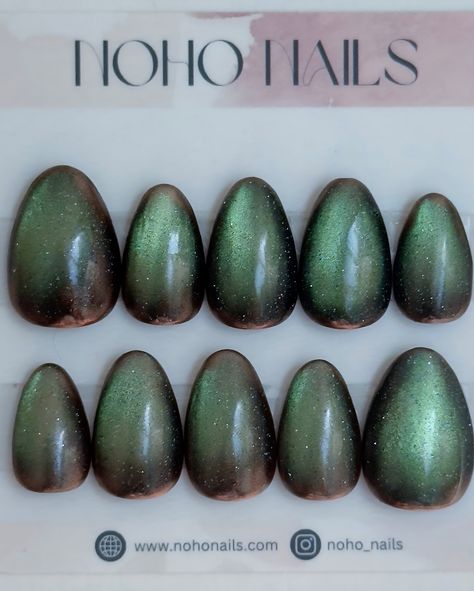 ᘜᖇᗴᗴᑎ ᒪᗩᑎTᗴᖇᑎ Just can’t get enough cateye nails… then add a little bronze chrome around the edges and I will literally never get sick of these 🤩 Cateye Nails, Cat Eye Nails, Green Lantern, Nail Sizes, In Design, All Design, Press On Nails, Almond, Hand Painted