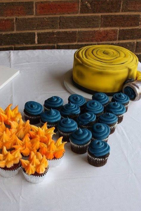 Cute idea Fire Fighter Cake, Fireman Cake, Fire Cake, 4de Verjaardag, Firefighter Wedding, Fireman Party, Firetruck Birthday Party, Fire Truck Party, Firefighter Party