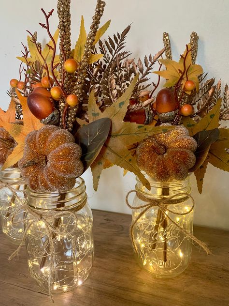 Thanksgiving Centerpieces Kids, Gold Fall Wedding, Fall Mason Jar Centerpieces, Fall Centerpieces For Table Diy, Wedding Farmhouse, Table Halloween, Mason Jar Centerpiece, Fall Mason Jars, Pumpkin Centerpiece