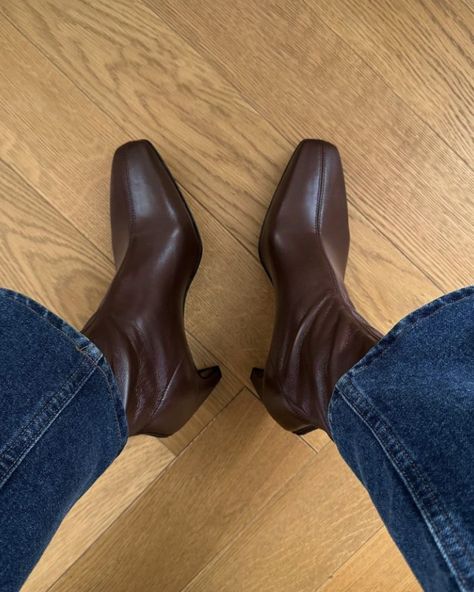 Musing @lisaingmarinelli in this seasons staple - Glove boot in Chocolate. #winter #winterfashion #winteroutfit #chocolate #brown #brownboots #boots #wintershoes #aesthetic Elegant Winter Shoes Women, Boots For Work Outfit, Chocolate Boots Outfit, Brown Boots Aesthetic, Winter Boots Aesthetic, Heeled Ankle Boots Outfit, Brown Boots Outfit, Brown Heeled Boots, Boots Outfit Ankle