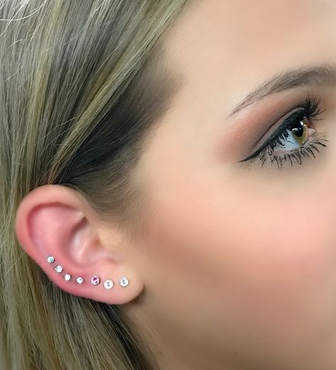 Ear Cuff Diy, Piercing Inspo, Ear Art, Pretty Ear Piercings, Hot Jewelry, Jewellery Inspiration, Ear Piercing, Makeup Vanity, Tattoos And Piercings