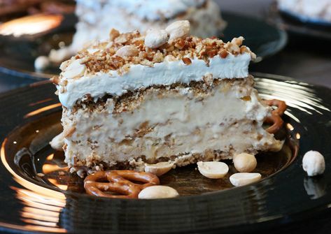 Salty peanut-pretzel ice cream cake. Here's what you need: Pretzels, peanuts, brown sugar, Smith's Vanilla Ice Cream, peanut butter, honey and Smith's Heavy Whipping Cream. Banana Ice Cream Cake, Ice Cream Peanut Butter, Extra Fluffy Pancakes, Cream Cake Recipe, Creamy Macaroni And Cheese, Ice Cream Cake Recipe, Ice Cream Man, Ice Cream Mixture, Peanut Butter Pretzel