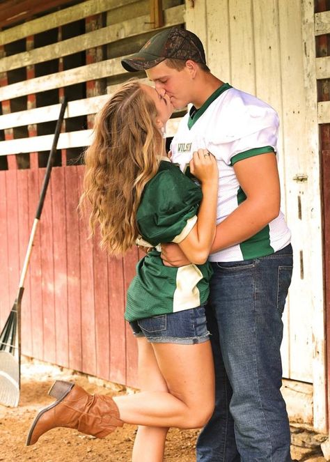 Couple pic Football Couple Pictures Ideas, Cute Couple Pics Football, Couple Goal Baseball, Cute Couples Goals Photos Baseball, Baseball Relationship Goals Boyfriends, Athletic Couples, Country Boyfriend, Football Relationship, Cute Couple Pics