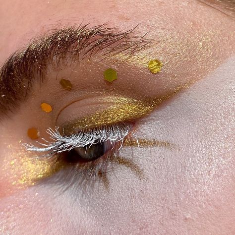 White Gold Eyeshadow, White Gold Makeup Looks, Golden Goddess Makeup Look, White And Gold Eye Makeup, Gold Angel Makeup, Gold Fantasy Makeup, Gold Graphic Liner, White And Gold Makeup Looks, Apollo Makeup