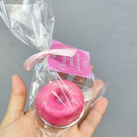 A lembrancinha individual no saquinho é uma opção além de gostosa, super econômica! Faça seu orçamento conosco e torne seu evento ainda mais especial #donuts #minidonuts #cakedonuts #lembrancinha #evento #festa #love #candy #pink #reels #explorar #fyp Mini Donut Logo Ideas, Mini Donut Party Favors, Doughnut Party Favors, Mini Donuts Pink And White, Pink Frosted Donut, Mini Donuts, Mini Cake, Cake Donuts, Candy Pink