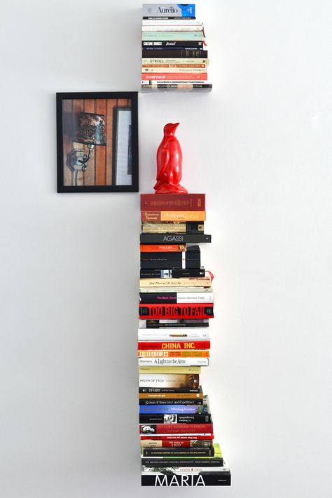 Floating bookshelves Antiques And Modern Decor, Studio Apartment Storage, Floating Books, Earthy Living Room, Floating Bookshelf, Floating Bookshelves, Mexican Home Decor, Mexican Home, Bookshelf Styling