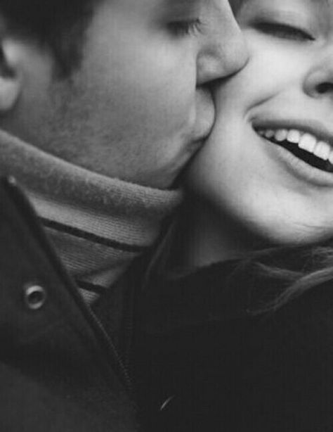 Cute passionate kisses. #couple #cute #friends #kiss #love Modern Hepburn, Black And White Photograph, Love Kiss, Her Eyes, Paros, White Photo, Hopeless Romantic, Couple Pictures, Central Park