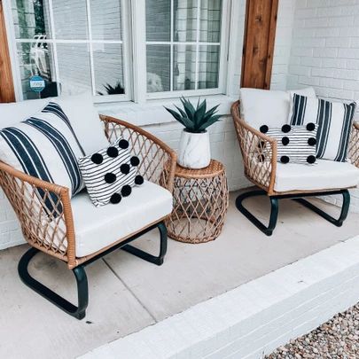 Front Porch Furniture, Porch Sitting, Patio Sets, Porch Furniture, Apartment Patio, Apartment Patio Decor, Front Porch Decorating, Outdoor Patio Decor, Balcony Decor