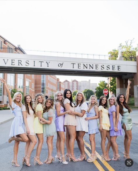 Group Picture Color Scheme Outfit Ideas, Pastel Group Photoshoot, Executive Board Photo Shoot Sorority, Sorority Exec Photoshoot Ideas, Sorority Officer Photoshoot, Sorority Exec Board Photoshoot, Group Color Coordinated Outfits, Sorority Exec Photoshoot, Recruitment Photoshoot