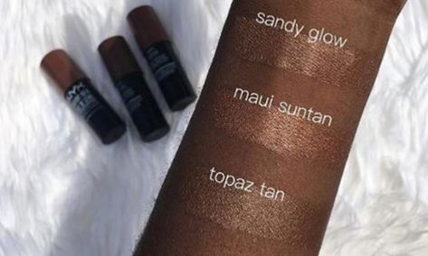 The Inexpensive Highlighter For Dark Skin Tones That Reddit Is Loving Highlighter For Dark Skin, Beginner Makeup Kit, Learn Makeup, Study Inspo, Makeup For Teens, Makeup Swatches, Makeup For Beginners, Kiss Makeup, Makeup For Black Women