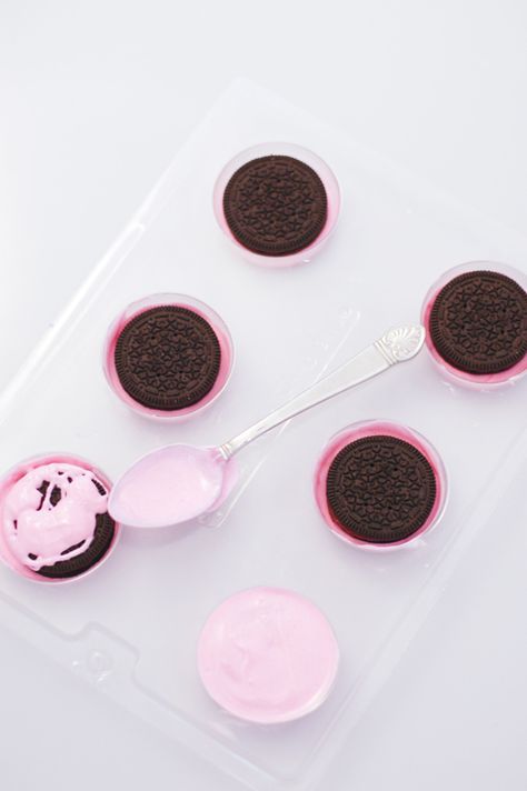 How to Make Fancy Chocolate Covered Oreos | TikkiDo.com Chocolate Desserts Fancy, Fancy Chocolate, Chocolate Melts, Chocolate Covered Cookies, Chocolate Transfer Sheets, Dipped Oreos, Candy Cart, Covered Oreos, Transfer Sheets