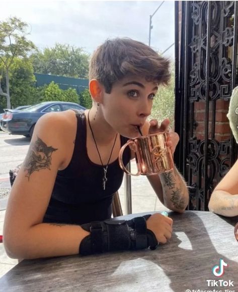 Short Tomboy Haircut, Butch Haircuts, Lesbian Haircut, Tomboy Haircut, Androgynous Haircut, Androgynous Hair, Masc Women, Tomboy Hairstyles, Short Hair Tomboy