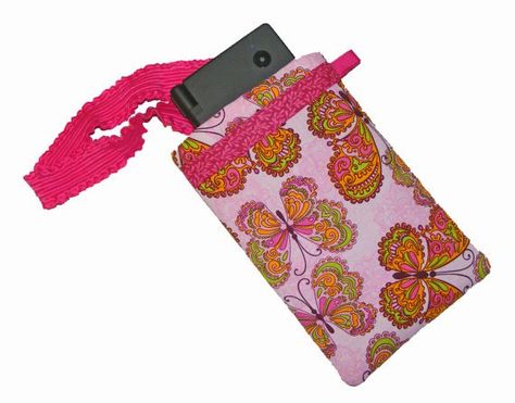 The Kaylee Padded Phone Case ❊ Sew and Sell PDF Pattern + Double Sided Fusible Cotton Batting Tutorial Phone Case Sewing, Sew And Sell, Pencil Case Sewing, Crochet Phone Cases, Crochet Mobile, Padded Pouch, Sew Simple, Crochet Pouch, Sewing Tutorials Free