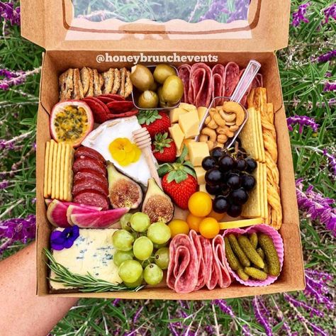 Sweet and savory charcuterie box Mobile Charcuterie Board, Portable Charcuterie Board Ideas, Charcuterie Picnic Ideas, Portable Charcuterie Board, Cheese Box Ideas, Charcuterie Boxes To Go, Grazing Box Ideas, Charcuterie Box Ideas, Charcuterie Restaurant