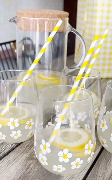 Daisy Centerpiece Ideas Birthday, Diy Daisy Decor, Daisy Party Ideas, Daisy Baby Shower Ideas, Daisy Boho Birthday, First Birthday Daisy Theme, Daisy Party Theme 1st Birthdays, Birthday Daisy Theme, Daisy Party Theme