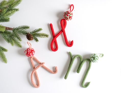 Knitted Wire Ornaments, Knitted Wire Christmas, Icord Ideas, Wire Christmas Ornaments, Christmas Stall Ideas, Bedroom Christmas Tree, Cord Knitting, Rope Knitting, Custom Christmas Gift Tags