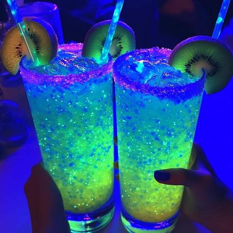 Rainbow Drinks, Fun Drink Recipe, Pretty Alcoholic Drinks, The Best Wallpapers, Colorful Desserts, Colorful Drinks, Candy Drinks, Yummy Alcoholic Drinks, Best Wallpapers