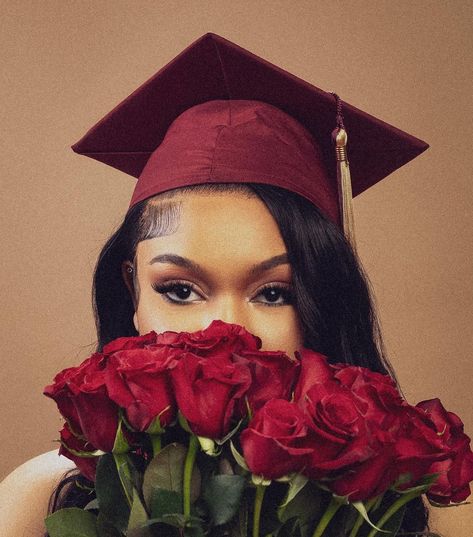 Masters Degree Photoshoot Ideas, Graduation Pictures Teacher, Senior Picture Photoshoot Ideas, Master Graduation Pictures, Highschool Graduation Photoshoot, High School Senior Picture Ideas Black, Grad Photoshoot Ideas High Schools, Off Guard Pictures, Graduation Pictures Black Women