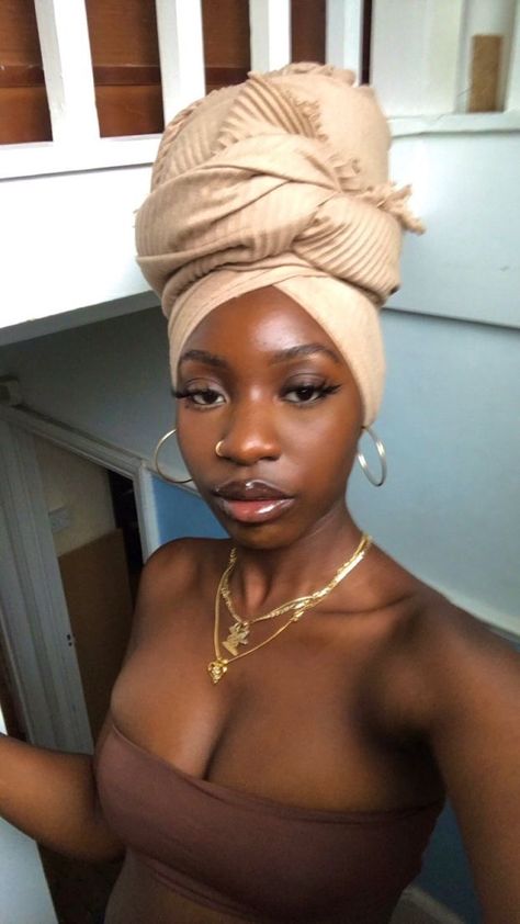 pinterest//@shaizzleee🧚🏽‍♀️ No Makeup Look Natural Black Women, Black Women No Makeup, Black Women Head Wraps, Black Women Turban, Dark Skin Baddie, Natural No Makeup, Headwrap Hairstyles, Head Wrap Styles, Hair Scarf Styles