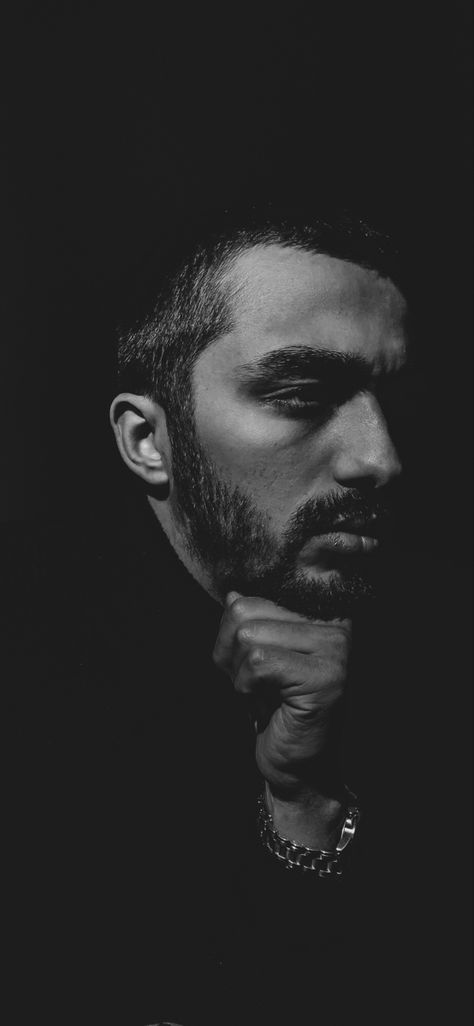 Male Photography Artistic, Black And White Photoshoot, Portrait Styles, Photography Male, White Photoshoot, Inspo Photoshoot, Photography Men, Senior Portrait Poses, Studio Portrait Photography