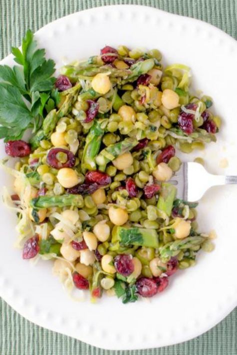 Healthy Spring Salad with Garbanzo Beans Split Pea Salad, Salad With Garbanzo Beans, Garbanzo Bean Salad, Garbanzo Beans Salad, Wheat Berry Salad, Green Split Peas, Yummy Veggies, Spring Salad Recipes, Garbanzo Bean