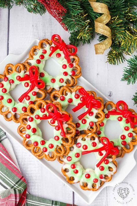 Pretzel Wreaths with a red licorice bow are an adorable and festive Christmas food craft idea! A favorite holiday treat. Christmas Wreath Pretzels, Pretzel Wreath Christmas, Christmas Themed Desserts, Christmas Pretzels, Christmas Party Treats, Christmas Food Crafts, Christmas Buffet, Xmas Treats, Christmas Treat Bags