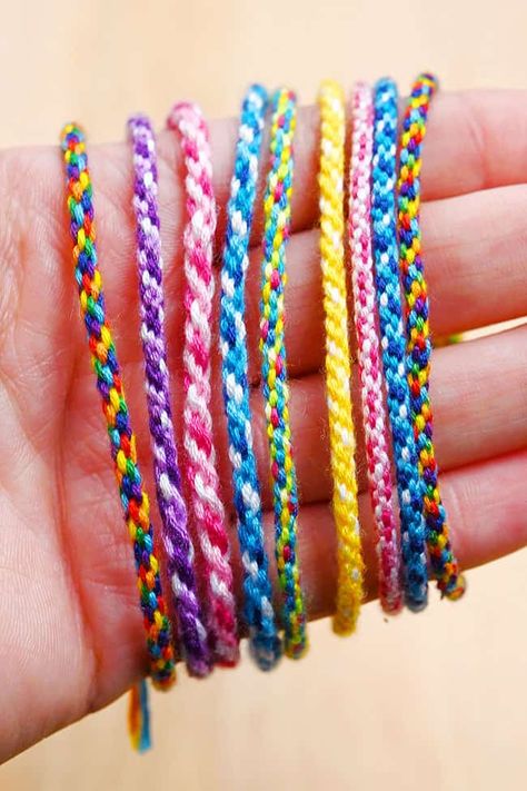 This cardboard loom bracelet is SO PRETTY and really easy to make! This adjustable friendship bracelet is such a great craft for sleepovers, summer camp, or summer road trips, and both kids and adults will love how easy it is to make! And you only need a scrap piece of cardboard and some embroidery floss or yarn! Floss Bracelets Patterns Easy, Easy Friendship Bracelets Diy, Embroidery Friendship Bracelets, Yarn Friendship Bracelets, Diy Friendship Bracelets Easy, Cardboard Loom, Adjustable Friendship Bracelet, Circle Loom, Summer Road Trips