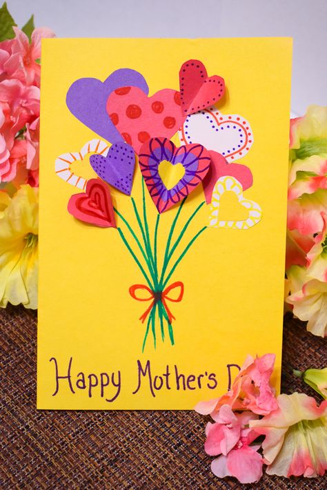 Handmade mothers day card from kids. A fun DIY for kids to make for mom on their special day. Easy but so cute! Birthday Card Craft Ideas, Mother's Day Cards Handmade Simple, Card Craft Ideas, Mothers Day Cards Craft, Easy Mother's Day Crafts, Diy Mother's Day Crafts, Fun Easter Crafts, Birthday Card Craft, Birthday Cards For Mom