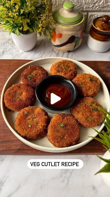 Potato Capsicum Recipe, Veg Cutlet Recipes, Capsicum Recipes, Potato Cutlets, Quick Healthy Snacks, Cutlets Recipes, Dried Mangoes, Green Chilli, Boiled Potatoes