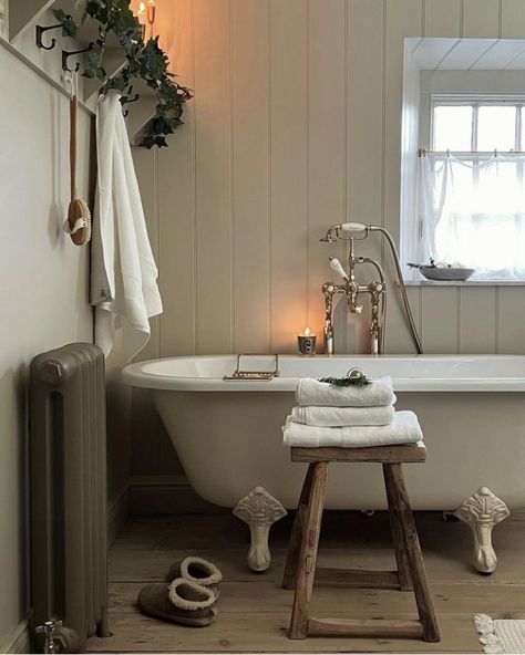 Old English Cottage Interiors, English Country Bathroom, English Cottage Bathroom, Cottage Bathroom Inspiration, Country Cottage Bathroom, Minimal Bathroom Design, Farmhouse Bathroom Lighting, Cottagecore Interior, Cold Bath