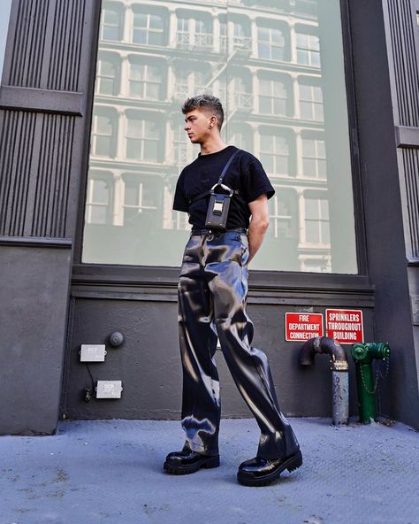 𝕵𝖔𝖊𝖑 on Instagram: “liquid metal trousers” Dystopian Fashion, High Fashion Men, Fest Outfits, Liquid Metal, Street Style Outfits Men, Mens Outfit Inspiration, Mens Fashion Streetwear, Creation Couture, Outfit Trends