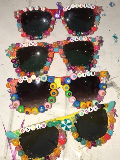 Sunglasses Decorated With Beads, Decorated Sunglasses Diy, Tp Sleepover, Beaded Sunnies, Decorating Sunglasses, Sunglasses With Beads, Decorate Sunglasses, Customized Sunglasses, Decorated Sunglasses