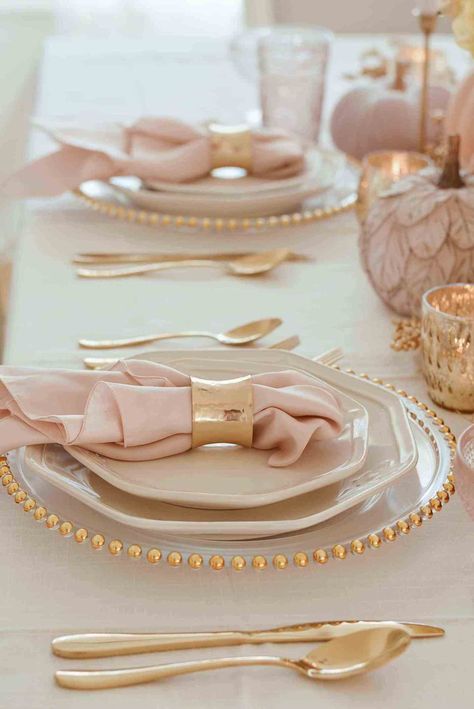 A Peach Simple Thanksgiving Table, Gold Table Setting, Dinning Tables, Pink Thanksgiving, Setting Inspiration, Shower Table, Pink Napkins, Table Farmhouse, Table Setting Decor