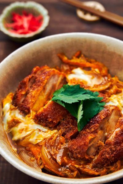 Chicken Katsudon Recipe (チキンカツ丼 - Chicken Cutlet Rice Bowl) Chicken Katsudon Recipe, Katsudon Recipe, Chicken Katsudon, Chicken Cutlet, Chicken Katsu, Delicious Rice, Cafe Concept, Dinner Night, Japanese Recipes