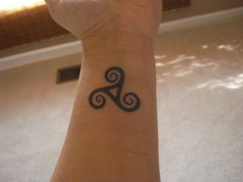 I want a simple triskel tattoo. Might as well rep that Irish and Sicilian ancestry of mine, and this works for both. Trinacria Tattoo Sicilian, Loyalty Tattoo, Celtic Tattoo Designs, Irish Tattoos, Lily Tattoo, Spiritual Tattoos, Celtic Tattoos, Makeup Tattoos, Wolf Tattoos