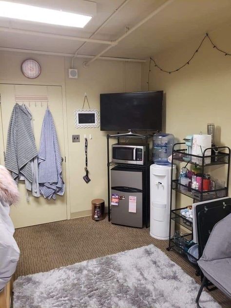 College Dorm Room Ideas For One Person, College Double Room Ideas, College Dorm Appliances, College Dorm Suite Ideas, Dorm Kitchen Setup, Kitchen Dorm Ideas, Dorm Set Up Ideas, Single Room Dorm Ideas, Private Dorm Room Ideas