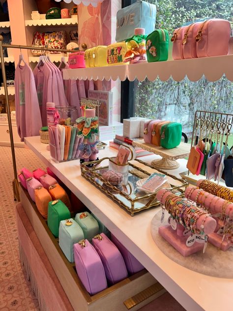 Preppy Boutique Interior, Mini Shop Ideas, Boutique Pop Up Shop, Small Boutique Ideas, Small Boutique Interior, Clothing Boutique Decor, Stationery Store Design, Boutique Store Displays, Jewelry Shop Display