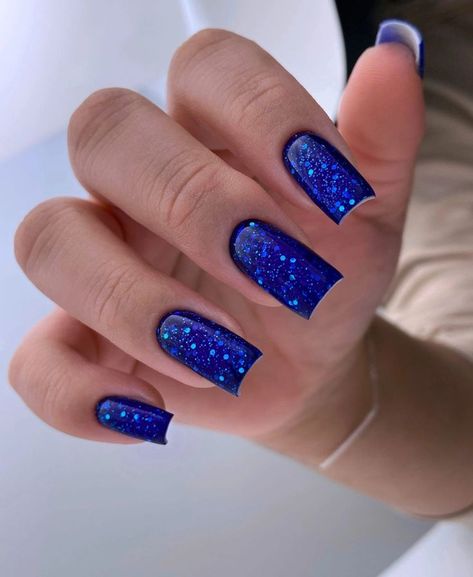 Blue Nail Trends for Winter 2023 – 2024 18 Ideas Blue Nail Trends, Nail Art Bleu, Royal Blue Nails, Blue Glitter Nails, Nagellack Trends, Sky Nails, Edgy Nails, Glitter Gel Nails, Blue Nail Art