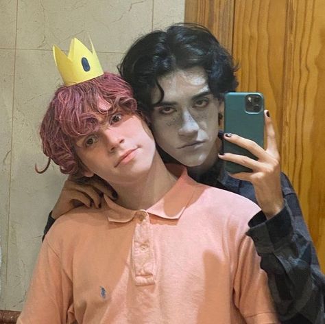 Gay Halloween Costumes, Cosplay Couple, Halloween Inspo, Fantasias Halloween, Poses References, Couple Halloween, Pose Reference Photo, Couple Halloween Costumes, Boy Hairstyles