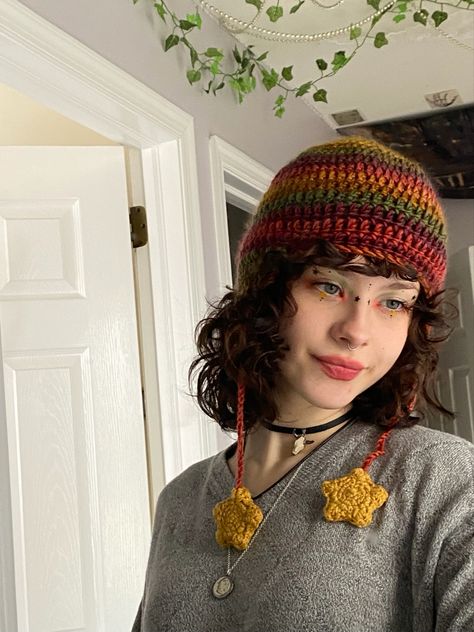 crochet multicolored hat handmade knitted earflap beanie star girl makeup inspo girl curly hair look Cool Beanies Crochet, Crochet Hat Accessories, Crochet Beanie With Earflaps, Multicolored Yarn Crochet, Crochet Hats Aesthetic, Crochet Project Ideas To Sell, Crochet Beanie Outfit, Aesthetic Crochet Hat Ideas, Crochet Hat Cute