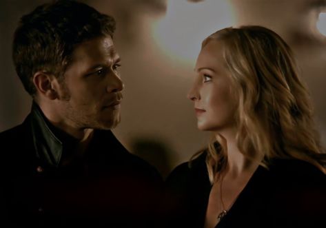 Niklaus And Caroline, Klaus Looking At Caroline, Tvd Klaus And Caroline, Klaroline Aesthetic, Tvd Fanart, Klaroline Tvd, Klaus E Caroline, Caroline And Klaus, Tvd Klaus