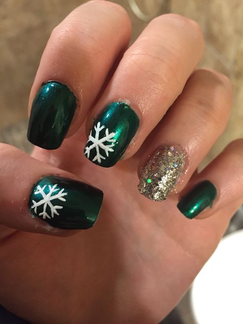 Green Christmas nails Christmas Nails In Green, Christmas Nails Simple Classy Green, Xmas Nails Green, Green Holiday Nails, Green Winter Nails, Green Christmas Nails, Nails Images, Engagement Nails, Christmas Tree Nails