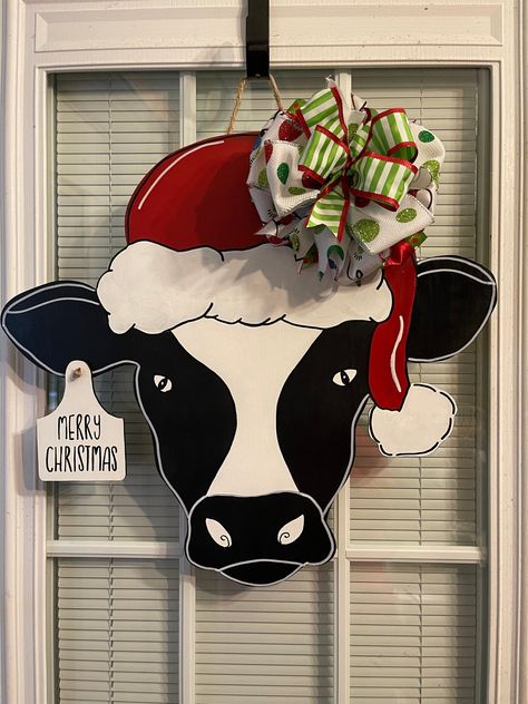 Country Christmas Door Hanger, Cow Heads Decor, Cow Christmas Door Hanger, Christmas Burlap Door Hangers, Christmas Wooden Door Hangers, Cow Christmas Decor, Country Christmas Decorations Diy, Farm Christmas Decor, Cow Head Door Hanger