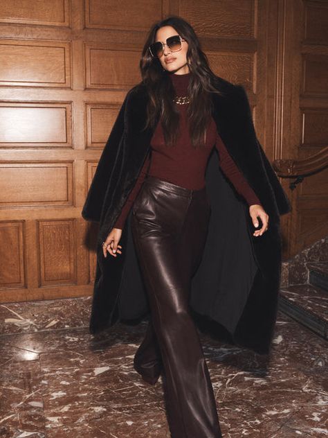 Maye Musk Style, Christmas Drinks Outfit, Dark Brown Trousers Outfit Women, Brown Leather Trousers Outfits, Burgundy Winter Outfits, Leather Pants Outfit Women, Burgundy Leather Pants Outfit, Leather Pants Winter Outfit, Christmas Day Outfit Women