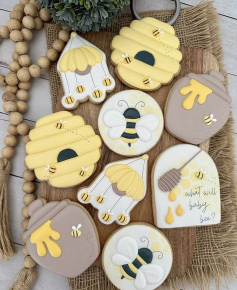 Bee Cookies Decorated, Cookies Design Ideas, Bee Baby Shower Cookies, Crab Cookies, Pooh Cookies, Rolled Cookies, Flood Icing, Cookie Recipes Decorating, Bee Cookies