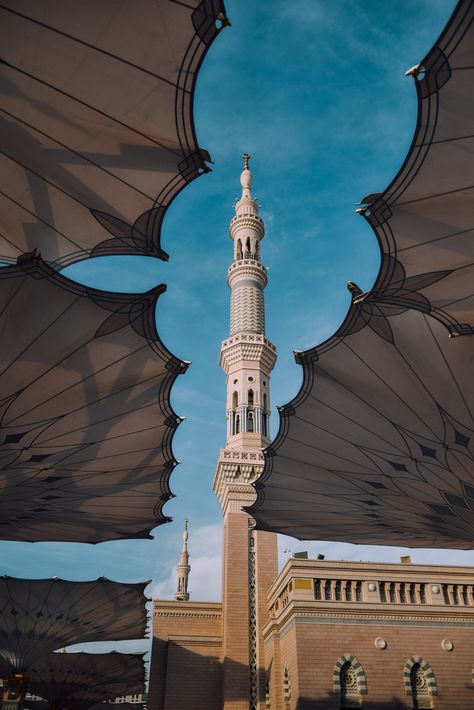 Masjid Al Nabawi Medina Saudi Arabia 🇸🇦 Aesthetic Islamic, Mekka Islam, Pilgrimage To Mecca, Fesyen Islam, Hajj Pilgrimage, Medina Mosque, Wallpaper Estetika, Wallpaper Homescreen, Mosque Art