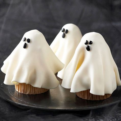 Adorable halloween cupcake ideas :-) I love these little ghosts! Halloween Torte, Halloween Food Cupcakes, Postres Halloween, Ghost Cupcakes, Halloween Treats For Kids, Cupcakes Decorados, Halloween Treats Easy, Halloween Desserts, Halloween Cupcakes