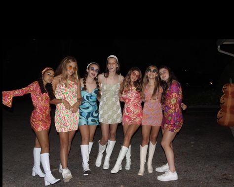 Disco Group Costumes, 70s Group Costume Ideas, Disco Queen Halloween Costume, 70s Disco Party Outfit Aesthetic, Decade Themed Party Outfits, Groovy Party Outfits 70s Fashion, 80s Gogo Dancer, Disco Fever Homecoming Dresses, Disco Theme Outfit Ideas