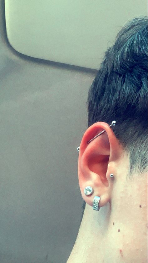 Men Ear Piercing Ideas, Industrial Piercing Men, Ear Piercings Men, Piercing Transversal, Fade Haircut Curly Hair, Ear Piercings Industrial, Kawaii Logo, Men's Piercings, Industrial Earrings